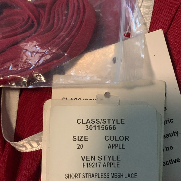 Red lace strapless dress - Picture 4 of 4